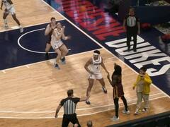 खेल के बीच में बास्केटबॉल कोर्ट पर खाने की डिलीवरी करने पहुंचा शख्स, रुक गया मैच, वीडियो हुआ वायरल