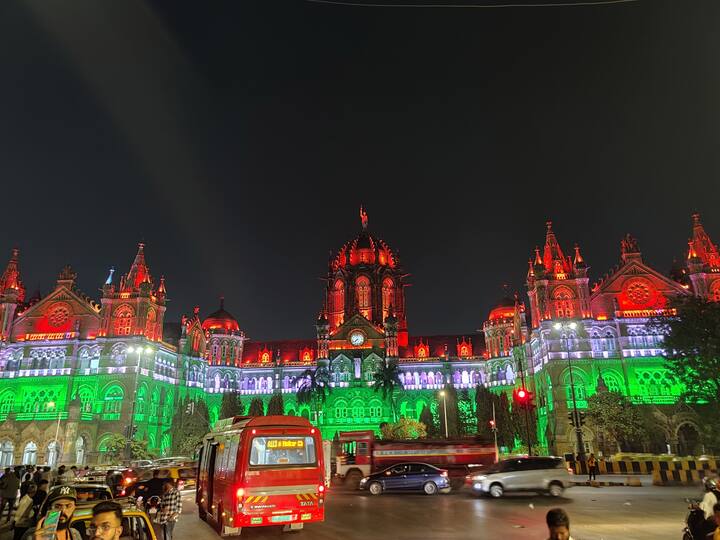 गणतंत्र दिवस के मौके पर मुंबई में खास तैयारियां की गई हैं. पूरे शहर को तिरंगे के रंग से सजाया गया है. वहीं, सरकारी भवन भी तिरंगे के रंग से सराबोर हैं.  (Photo: Shriraj Sonawane, Instagram @igwithshree)