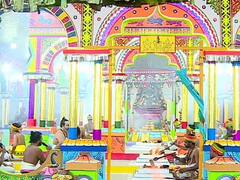 ஹெலிகாப்டர் மூலம் பூக்கள் தூவப்பட்டு தொடங்கிய கரூர் ஸ்ரீ வாங்கலம்மன் மகா கும்பாபிஷேக விழா