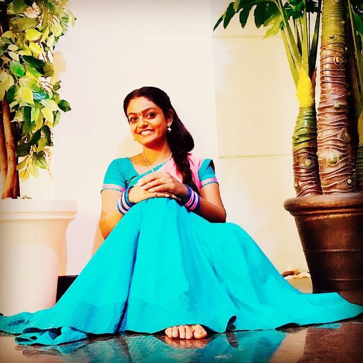 ప్రేమీ విశ్వ‌నాథ్(Premi Viswanath) అంటే తెలియకపోవచ్చు కానీ వంటలక్క అంటే మాత్రం తెలుగు రాష్ట్రాల్లో తెలియని వారు ఉండరనొచ్చోమో. ఈ పేరు అంత పాపులర్ మరి. 'కార్తీక దీపం' అనే ఒకే ఒక్క సీరియల్ తో హీరోయిన్స్ తో సమానమైన క్రేజ్ సొంతం చేసుకుంది.