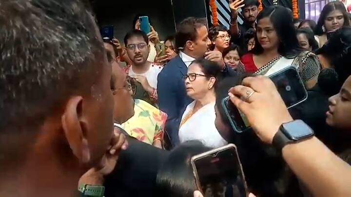 রেড রোডের অনুষ্ঠান সেরে যোগমায়া দেবী কলেজে সরস্বতী পুজোর অনুষ্ঠানে যান মুখ্যমন্ত্রী মমতা বন্দ্যোপাধ্য়ায় । ছাত্রীদের সঙ্গে কথা বলেন তিনি। অনুষ্ঠানে ছাত্রীদের গান শোনেন মুখ্যমন্ত্রী।