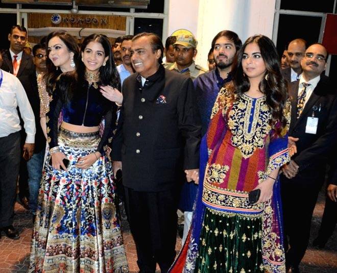 राधिका मर्चेंट और नीता अंबानी कई मौके पर एक साथ नजर आ चुके हैं.