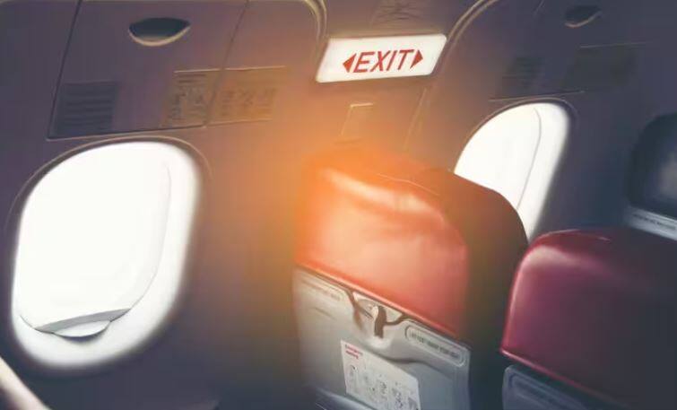 if there is an emergency in the airplane then this is how the exit gate opens intresting facts about aeroplane ਹਵਾਈ ਜਹਾਜ 'ਚ ਐਮਰਜੈਂਸੀ ਹੋਵੇ ਤਾਂ ਇਸ ਤਰ੍ਹਾਂ ਖੁੱਲ੍ਹਦਾ ਹੈ Exit gate