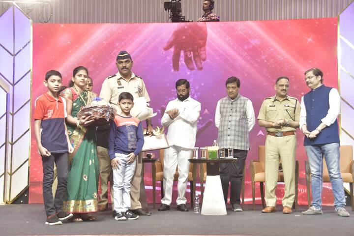 11 सप्टेंबरला औंरंगाबादमधल्या देवगिरी नदीला मोठा पूर आला होता. या पुराच्या पाण्यात तीन महिला अडकल्या होत्या. हळूहळू पाण्याचा जोर वाढू लागला. पाण्यात अडकलेल्या महिलांच्या जीवाला आता धोका निर्माण झाला होता. परिस्थिती गांभीर्य लक्षात येतात तिथे हजर असलेल्या पोलिस हवालदार संजय गाढे यांनी जीवाची पर्वा न करता नदीत उडी मारली. त्यांच्या प्रयत्नांमुळेच तीनपैकी दोन महिलांचा जीव वाचवण्यात यश आलं.