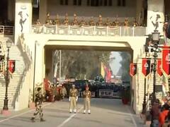 Beating Retreat Ceremony: अटारी बॉर्डर पर जवानों ने किया शक्ति और साहस का प्रर्दशन, देखें देशभक्ति से सराबोर तस्वीरें