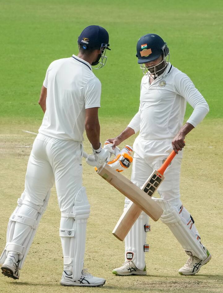 पहिल्या डावात फलंदाजी करताना रविंद्र जाडेजाला कमाल करता आली नाही. जाडेजाला फक्त 15 धावाच करता आल्या आहेत. आता दुसऱ्या डावात जाडेजाला मोठी खेळी करावी लागणार आहे.