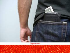 पैंट की पिछली जेब में पर्स लिए घूमते हैं तो जरूर पढ़ें ये खबर, वरना ले बैठेंगे जिंदगी भर का ये दर्द!
