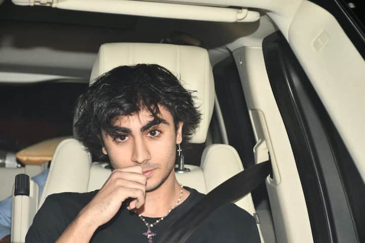 अनिल कपूर के अलावा एक्टर अरबाज खान के बेटे अरहान खान भी फिल्म 'पठान' को देखने के लिए पहुंचे.