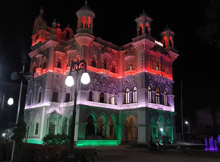 Republic Day 2023 Attractive illumination on Solapur Municipal Corporation on the occasion of Republic Day  Republic Day 2023 :  100 वर्ष जुनं असलेलं इंद्रभवन सजलं, प्रजासत्ताक दिनानिमित्त सोलापूर महानगर पालिकेवर आकर्षक रोषणाई