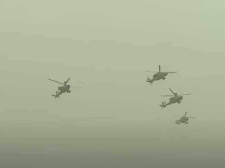 74वें गणतंत्र दिवस की परेड में तीनों सेनाओं के विमान शामिल हुए.