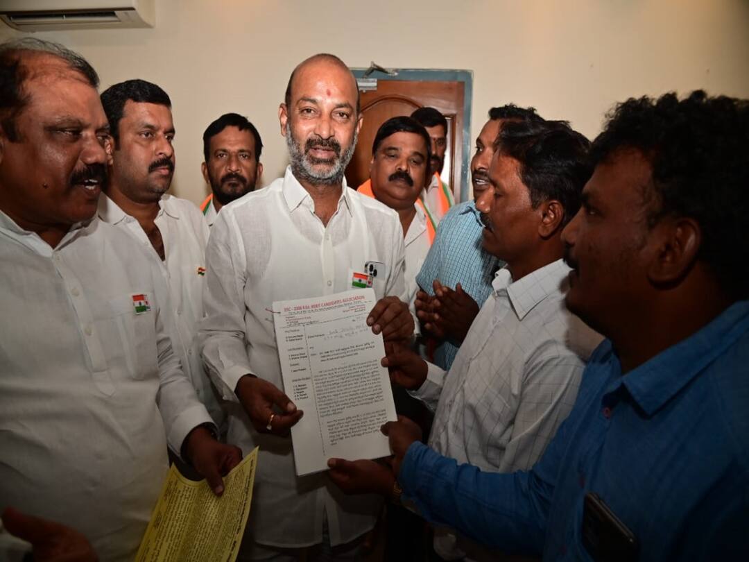 Hyderabad DSC 2008 batch aspirants demand BRS Govt follow high court orders met Bjp chief Bandi Sanjay for support DSC 2008 Batch : హైకోర్టు తీర్పును కేసీఆర్ సర్కార్ పట్టించుకోవడంలేదు, న్యాయం చేయాలని బండి సంజయ్ కు డీఎస్సీ-2008 అభ్యర్థుల వినతి