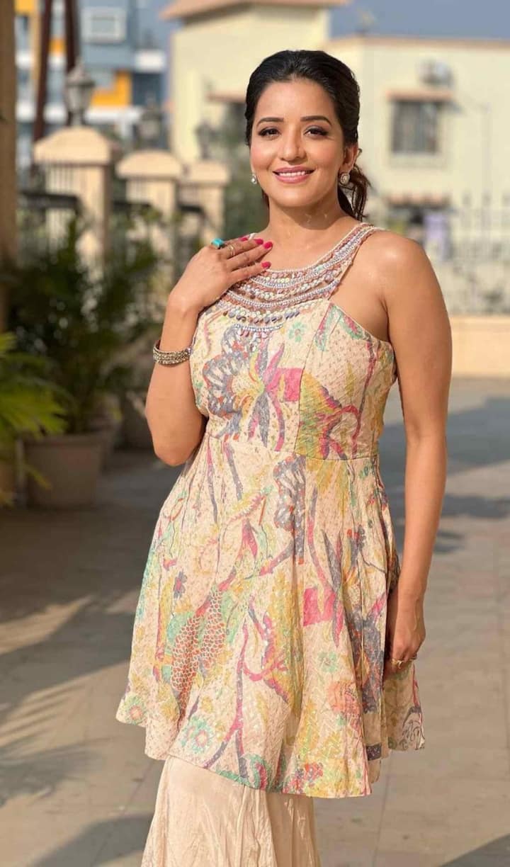 फोटोंमध्ये मोनालिसा शोल्डर कट कलरफुल शरारा सूटमध्ये कॅमेऱ्यासाठी पोज देताना दिसत आहे.