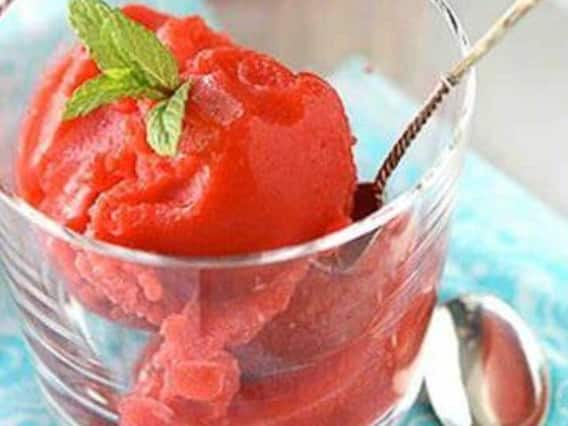 Drunken Strawberry Sorbet: घर पर बनाएं ड्रंकन स्ट्रॉबेरी सॉर्बेट, यह ड्रिंक किसी मिठाई से नहीं है कम