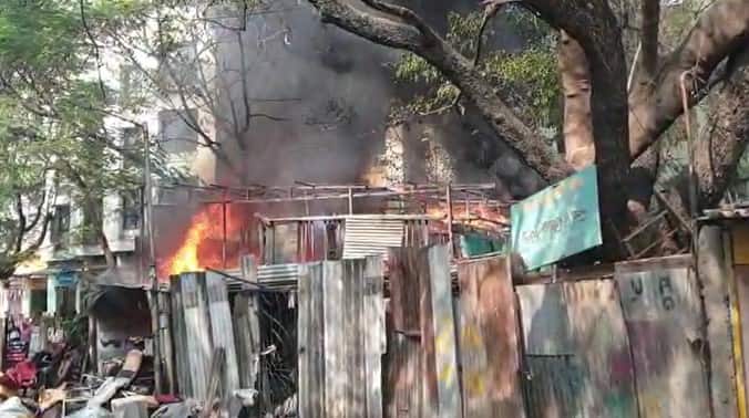 मात्र तिन्ही दुकाने आगीत जळून खाक झाली आहेत.