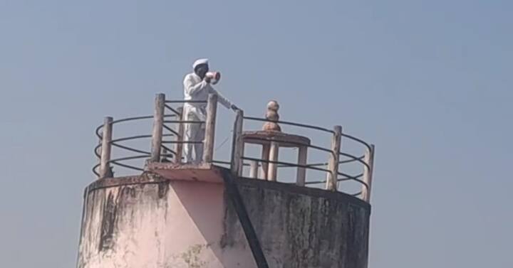 भूसंपादन न करता प्रधानमंत्री ग्रामसडक योजनेअंतर्गत शेतकऱ्याच्या शेतीतून पक्का रस्ता तयार करण्यात आला.