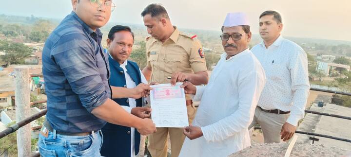 लाखांदूर तालुक्यातील प्रकाश नागतोडे यांच्या सासूच्या नावाने शेत जमीन आहे. या शेतजमिनीमधून प्रधानमंत्री ग्राम सडक योजनेतून पक्का रस्ता तयार करण्यात आला.