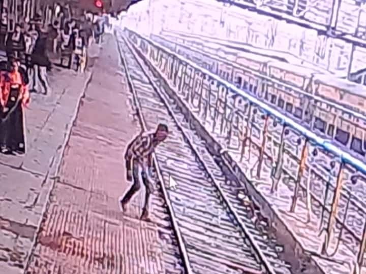 Sagar Suicide Case Blindfolded man Jumps on train tracks lies as train approaches and kills him in MP ANN Sagar: सुसाइड का खौफनाक मामला! आंखों पर पट्टी बांधकर पटरी पर कूदा, ट्रेन नजदीक आते ही ट्रैक पर लेट गया युवक
