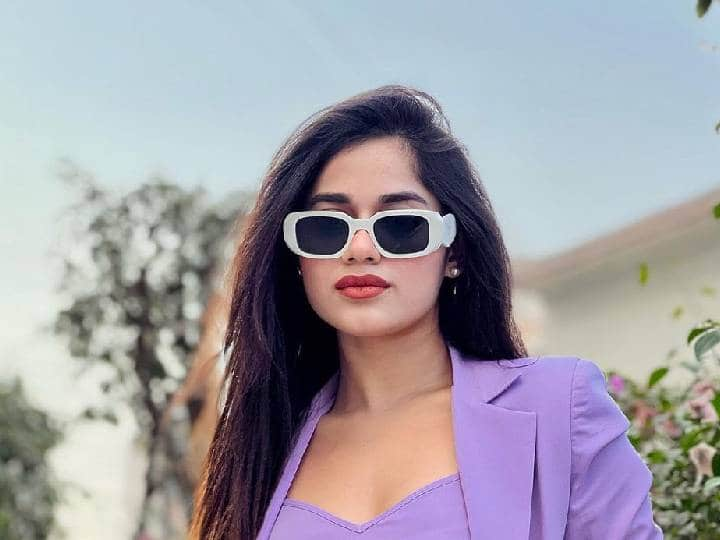 Jannat Zubair चा नवा लूक चांगलाच व्हायरल होत आहे, पण यावेळी ती अभिनेत्रीची सिझलिंग स्टाइल नाही तर तिच्या मागे असलेल्या व्यक्तीने सगळ्यांचे लक्ष वेधून घेतले आहे.