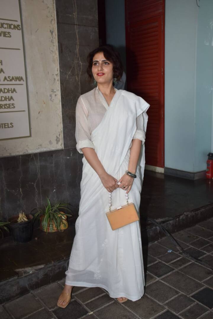 फातिमा सना शेख अनुराग बसु के घर पर साड़ी में पहुंची. उन्होंने व्हाइट साड़ी को बेहद ही स्टाइलिश तरीके से कैरी किया था.