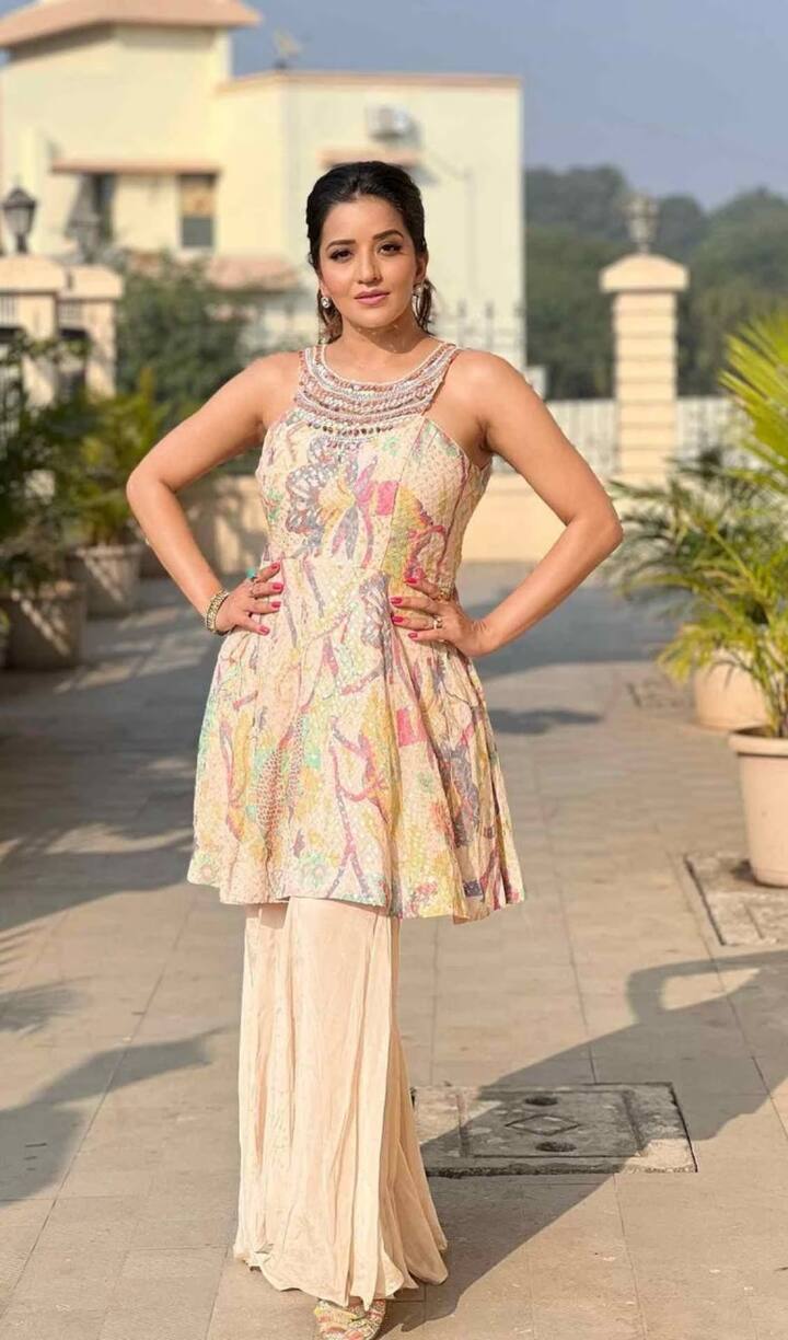 अलीकडेच मोनालिसाने इंस्टाग्रामवर तिच्या एथनिक लूकचे काही फोटो शेअर केले आहेत.