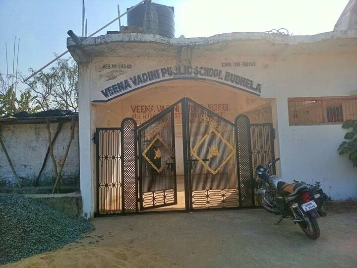 इस स्कूल का नाम वीना वादिनी पब्लिक स्कूल है. यहां इस तरह लिखने वाले बच्चे 1 या 2 नहीं बल्कि 100 से ज्यादा हैं. संभवत: यह देश का पहला स्कूल है, जहां बच्चे ऐसी अनोखी कला सीखते हैं.