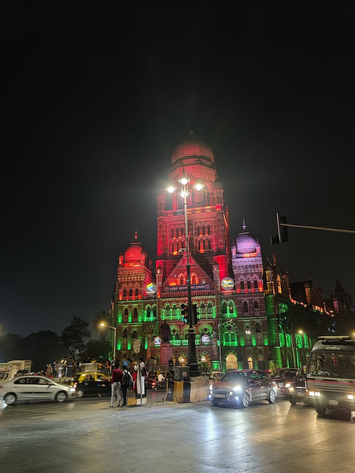 74वें गणतंत्र दिवस की पूर्व संध्या पर मुंबई शहर भारतीयता के रंग में रंगा नजर आया. यहां का छत्रपति शिवाजी टर्मिनल तिरंगे के रंग में नजर आया. मुंबई शहर की ये तस्वीरें बेहद खूबसूरत लग रही हैं. (Photo: Shriraj Sonawane, Instagram @igwithshree)