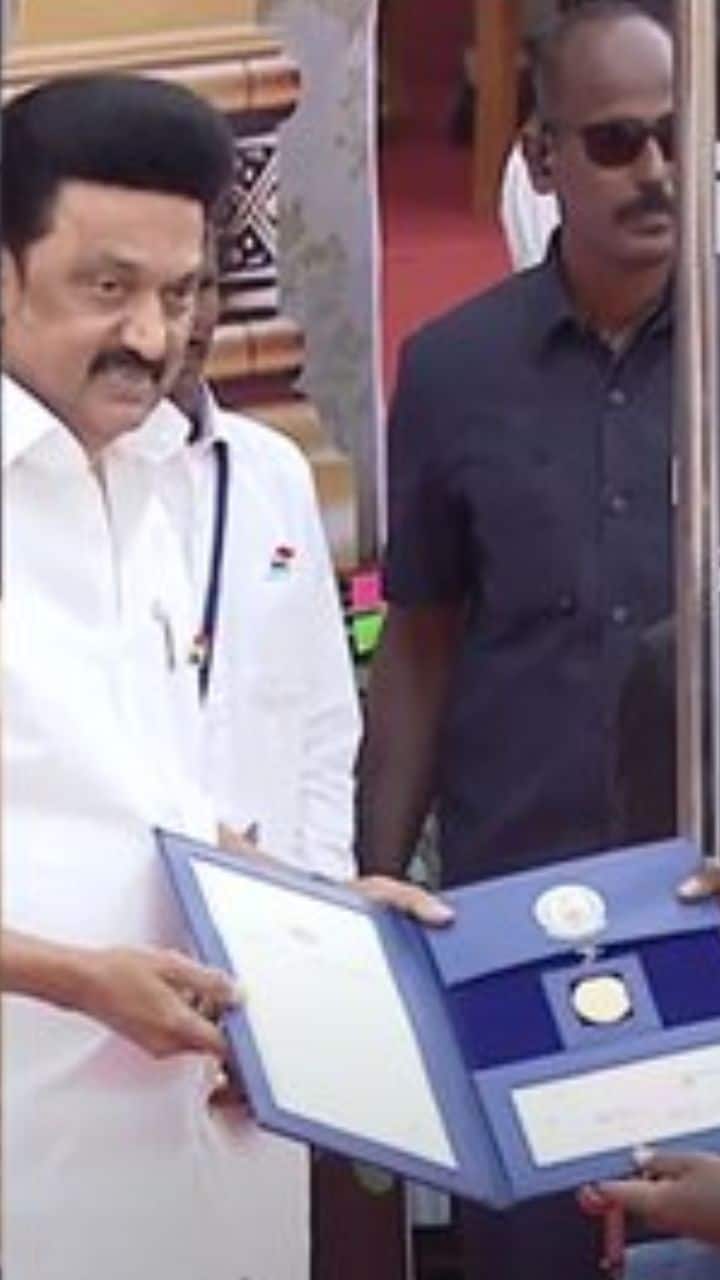 முதலமைச்சர் ஸ்டாலின் ஒரு சிலருக்கு பதக்கங்களை வழங்கினார்