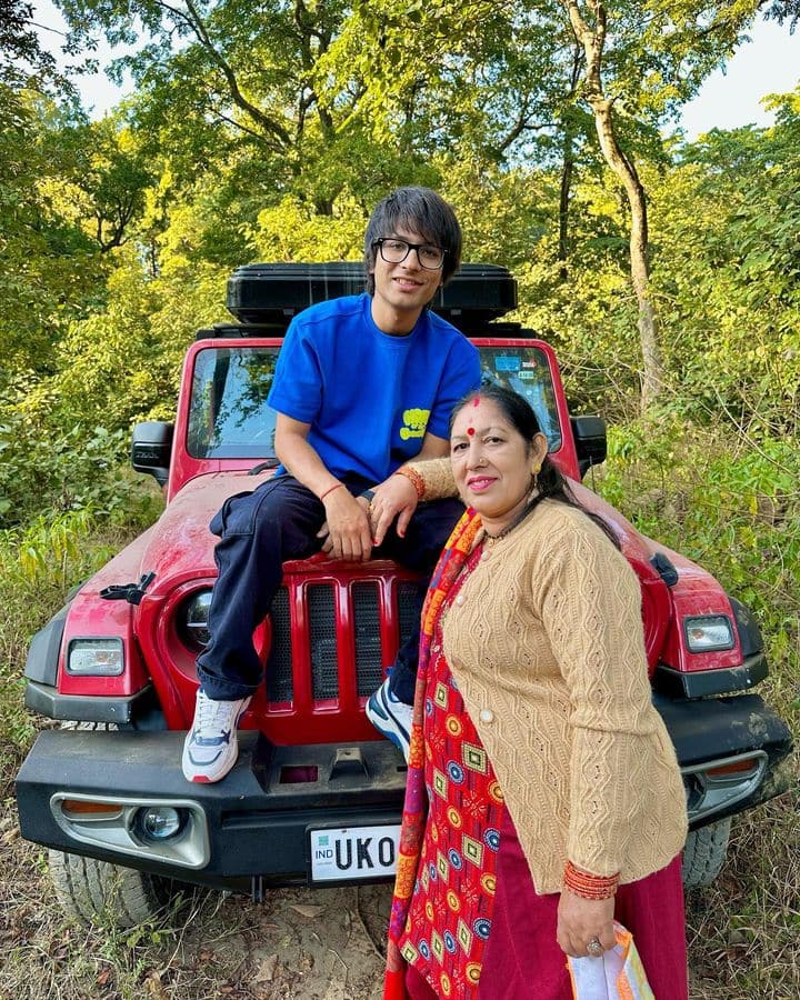 आज सौरभ जोशी हर दिन 1.5 से 2 लाख रुपये कमाते हैं उनके पास कई गाड़ियां हैं. जिसमें उनकी पसंदीदा गाड़ी थार है. लेकिन आपको जानकर हैरानी होगी कि उन्होंने साइकिल से अपना सफर तय किया था.