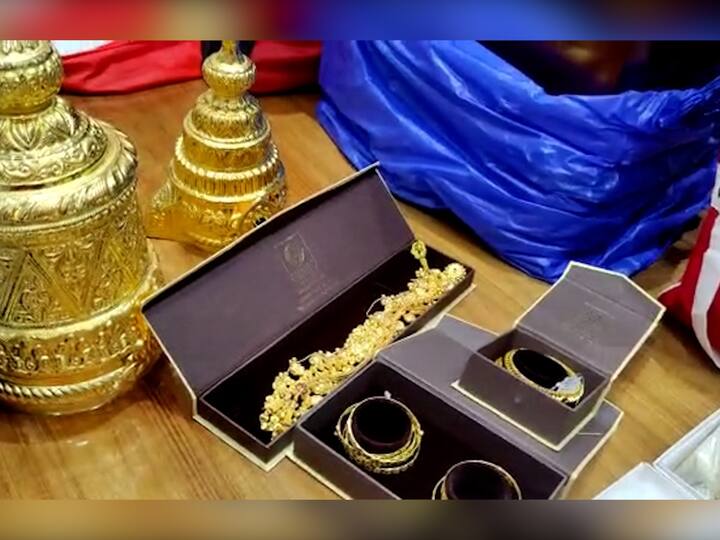 या दानामध्ये विठ्ठल आणि रुक्मिणी यांना सोन्याचे मुकुट, विठ्ठल आणि रुक्मिणी मातेला मोहोन माळ, रुक्मिणी मातेला कोल्हापुरी साज, पाटल्या, बांगड्या, मंगळसूत्र, जोडवी असे सोन्याचे दागिने दिले आहेत.