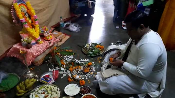 এদিন বাগদেবীর সামনে নিজেই মেয়ের হাতেখড়ি দেন। বিজেপি নেতার কন্যার জন্য উপহার পাঠিয়েছেন রাজ্যপাল সিভি আনন্দ বোস।