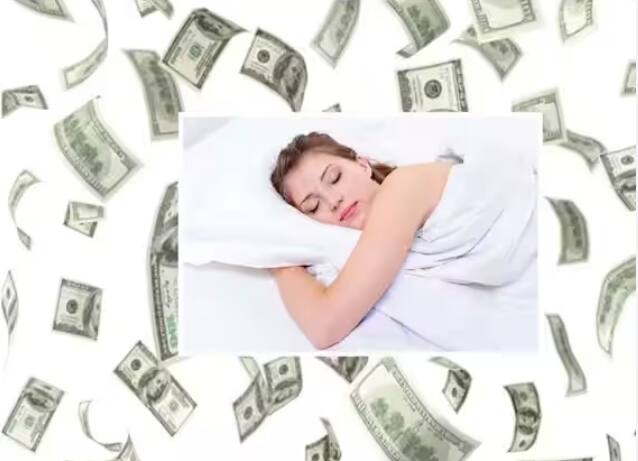 ਜੇਕਰ ਤੁਸੀਂ ਆਪਣੇ ਸੁਪਨੇ 'ਚ ਹਵਾ 'ਚ ਪੈਸਾ ਉਛਾਲਦੇ ਦੇਖਦੇ ਹੋ ਤਾਂ ਇਸ ਨੂੰ ਸਾਧਾਰਨ ਸੰਕੇਤ ਮੰਨਿਆ ਜਾਂਦਾ ਹੈ। ਇਹ ਦਰਸਾਉਂਦਾ ਹੈ ਕਿ ਤੁਸੀਂ ਪੈਸੇ ਦੇ ਪ੍ਰਬੰਧਨ ਬਾਰੇ ਲੋਕਾਂ ਨੂੰ ਸਹੀ ਸਲਾਹ ਦੇਣ ਜਾ ਰਹੇ ਹੋ।