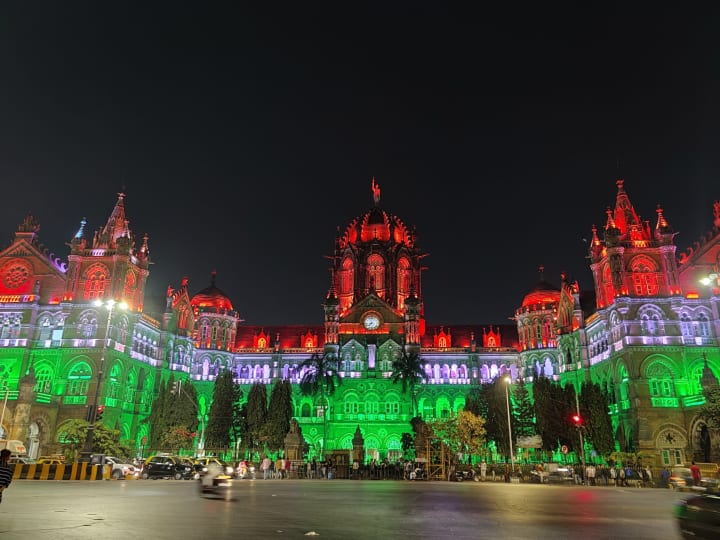 Mumbai Republic Day Photos: गणतंत्र दिवस के मौके पर मुंबई में खास तैयारियां की गई हैं. पूरे शहर को तिरंगे के रंग से सजाया गया है. वहीं, सरकारी भवन भी तिरंगे के रंग से सराबोर हैं.