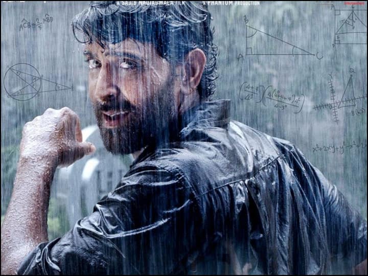 Hrithik Roshan Play the Mathematician Anand Kumar roll in Super 30 Watch on OTT Platform Disney Hotstar 'पद्म श्री' आनंद कुमार की जिंदगी पर बनी Super 30 से ऋतिक ने बटोरी थी तारीफें, इस OTT प्लेटफॉर्म पर देखें फिल्म