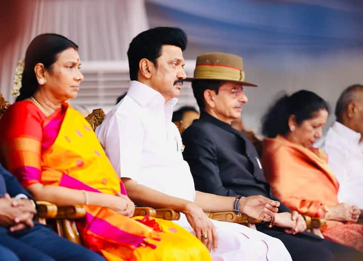 முதலமைச்சருடன் ஆளுநர் ஆர் என் ரவி அமர்ந்திருந்த காட்சி