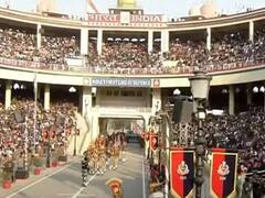 Beating Retreat Ceremony: अटारी बॉर्डर पर जवानों ने किया शक्ति और साहस का प्रर्दशन, देखें देशभक्ति से सराबोर तस्वीरें