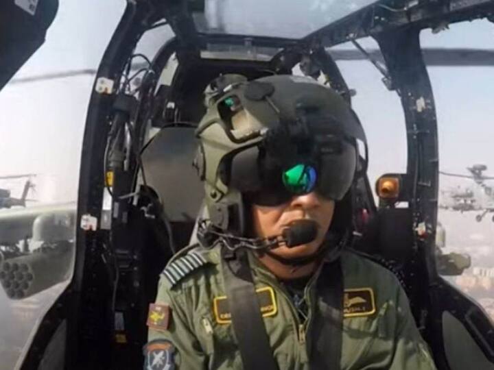 गणतंत्र दिवस की परेड के मौके पर आसमान में भारतीय वायुसेना के प्रचंड और राफेल सहित 50 विमानों ने अपनी शक्ति का प्रदर्शन किया.