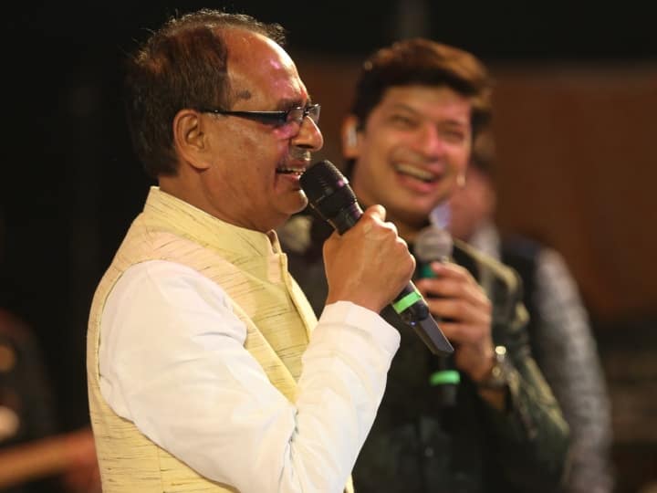 Madhya Pradesh CM Shivraj Singh Chouhan Sing a song in Presence of Playback Singh Shan in Jabalpur ANN Republic Day 2023: 'शान तो मधुर आवाज की शान है और मेरा गला फटा बांस है', यह कह CM शिवराज ने सुनाया गाना