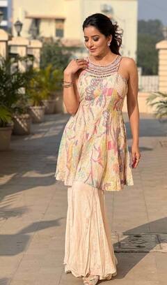 PHOTO : मोनालिसाच्या किलर स्माईलने जिंकली चाहत्यांची मने