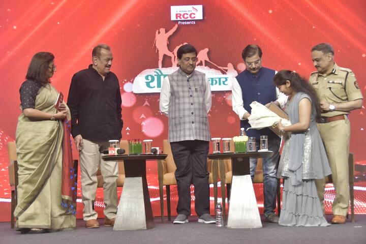 कोल्हापूर जिल्ह्यातील दानोळी इथं अवघ्या पाच वर्षांचा शौर्य अंगणात खेळत होता. घरची मंडळी शेतीच्या कामात व्यस्त होती आणि नेमकं तेव्हाच अघटीत घडलं. शौर्य खेळता खेळता विहिरीत पडला आणि बुडू लागला. ही गोष्ट बाजुलाच असलेल्या नम्रताच्या लक्षात आली. आपला भाऊ बुडतो आहे हे पाहाताच तिने आरडाओरडा केला आणि कसलाही विचार न करता काठोकाठ भरलेल्या त्या विहिरीत उडी घेतली. बुडणाऱ्या शौर्यचा जीव तिने वाचवल.