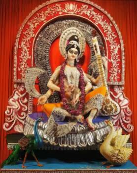 ਕੋਲਕਾਤਾ ਵਿੱਚ ਬਸੰਤ ਪੰਚਮੀ ਸ਼ੁਰੂ ਹੋ ਗਈ ਹੈ। ਲੋਕ ਮੂਰਤੀ ਸਥਾਪਿਤ ਕਰਕੇ ਮਾਂ ਸ਼ਾਰਦੇ ਦੀ ਪੂਜਾ ਕਰ ਰਹੇ ਹਨ। ਥਾਂ-ਥਾਂ 'ਤੇ ਪੂਜਾ ਪੰਡਾਲ ਬਣਾਏ ਗਏ ਹਨ। ਲੋਕਾਂ ਵਿੱਚ ਭਾਰੀ ਉਤਸ਼ਾਹ ਦੇਖਣ ਨੂੰ ਮਿਲ ਰਿਹਾ ਹੈ। ਹੇਠਾਂ ਦਿੱਤੀ ਸਲਾਈਡ 'ਚ ਦੇਖੋ ਮਾਂ ਸ਼ਾਰਦੇ ਦੀਆਂ ਬੇਹੱਦ ਖੂਬਸੂਰਤ ਤਸਵੀਰਾਂ।