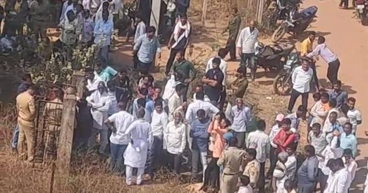 याचा आर्थिक मोबदला मिळाला नसल्याने त्याच्या मागणीसाठी भंडारा जिल्ह्यातील लाखांदूर तालुक्यांतर्गत येणाऱ्या बारव्हा येथे प्रकाश नाकतोडे या शेतकऱ्याने पाण्याच्या टाकीवर चढून आंदोलन केले. दिवसभर चाललेल्या नाट्यमय आंदोलन सात तासानंतर समाप्त झाले.