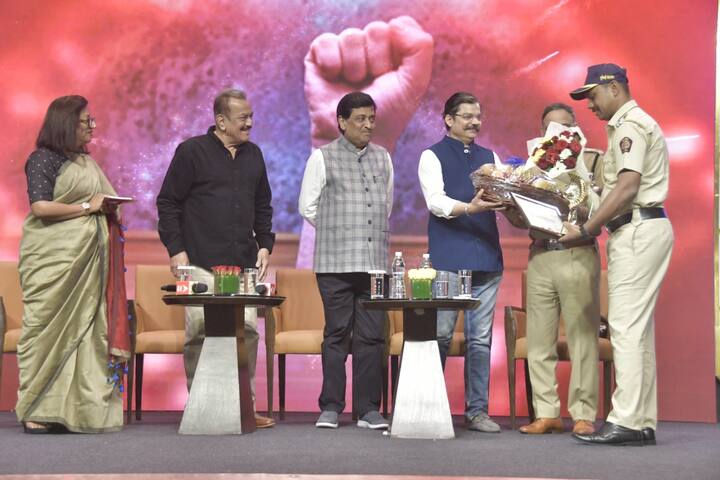 वडाळा बरकत अली नाका इथं प्रेमप्रकरणातून तरुणाचा तरुणीवर चाकूहल्ला झाला होता. सपासप वार करत असताना पोलीस कर्मचारी मयूर पाटील तिथे पोहोचला. त्याने एक वार स्वतःच्या हातावर झेलत तरुणीचा प्राण वाचवला.