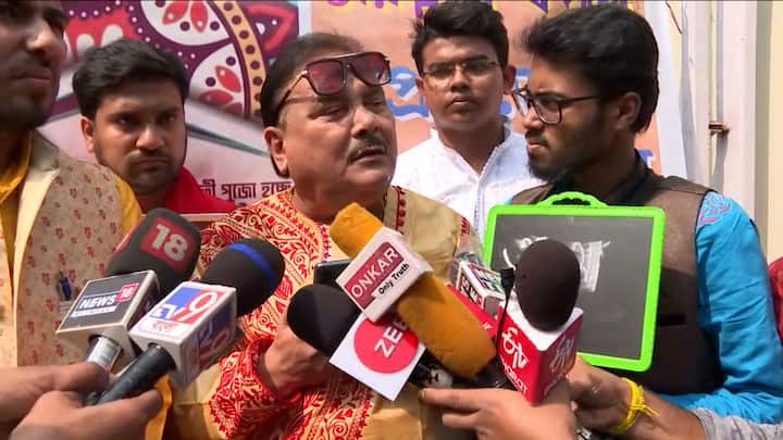 সরস্বতী পুজোয় উৎসবের মেজাজে কামারহাটির তৃণমূল বিধায়ক মদন মিত্র। প্রেসিডেন্সি বিশ্ববিদ্যালয়ের গেটে তৃণমূল ছাত্র পরিষদ আয়োজিত পুজোয় হাজির হন তিনি।