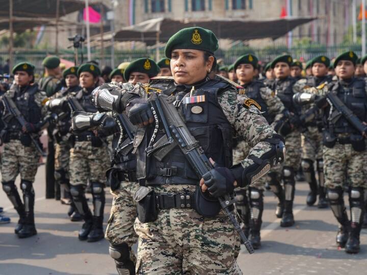 उत्तर प्रदेश में गणतंत्र दिवस के अवसर पर हर तरह की सावधानी बरती जा रही है. राजधानी लखनऊ सहित राज्य में हर जगह पुलिस तैनात है ताकि किसी भी तरह की कोई अप्रिय घटना न हो. राज्य में पुलिस मुस्तैद है और सभी जगह सुरक्षा के कड़े इंतजाम किए गए हैं.