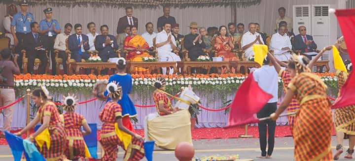 கண்கவர் நடன நிகழ்ச்சிகளுடன் கோலாகலமாக குடியரசு தின விழா நடைப்பெற்றது