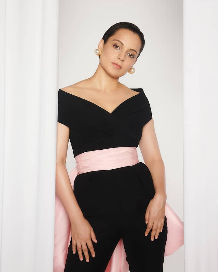 ఎమెర్జెన్సీ సినిమా షూటింగ్ పూర్తి అయిపోయింది. ఈ సందర్భంగా కంగనా రనౌత్ ఆనందన్ని వ్యక్తం చేస్తూ ఫోటోలు పోస్టు చేసింది. -Image Credit: Kangana Ranaut/Instagram