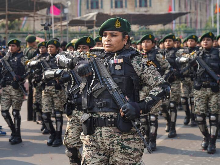 नौसेना और वायुसेना के मार्चिंग दस्ते का नेतृत्व उनकी महिला अधिकारी करेंगी.