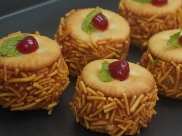 इसके बाद, हरा प्याज़ डालें और गुनगुना दूध डालें, अच्छी तरह मिलाएँ। एक सर्विंग ट्रे में मोनैको बिस्किट रखें और चीज़ मिक्स की परत लगाएं, हरे प्याज़ से सजाएँ और आनंद लें.