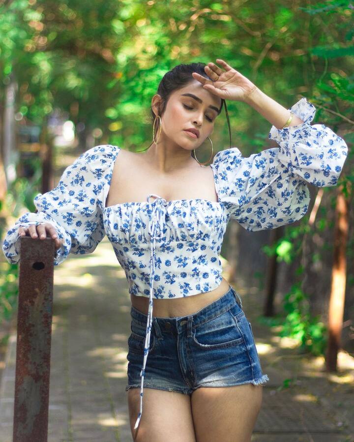 एक्ट्रेस ने आगे बताया कि 'सारी चीजें फाइनल हो गईं, लेकिन जब उन्होंने मुझे कांट्रैक्ट दिया तो उन्होंने अपनी कुछ शर्तें मेरे सामने रखी. जिसके बाद मुझसे समझौता करने के लिए कहा गया.'