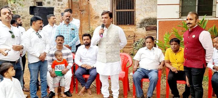 यावेळी रोहित मोरे, अमर साळोखे, सतीश शिंदे, रवी जरग, इंद्रजीत महाडेश्वर, शिवराज मोरे, संग्राम सरनाईक, अशोक साळोखे, विजय पाटील, विजय मोरे आदी व नागरिक विद्यार्थी मोठ्या संख्येने उपस्थित होते.